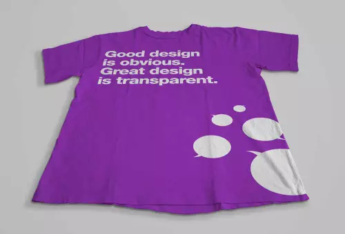 PSD мокап фиолетовой футболки