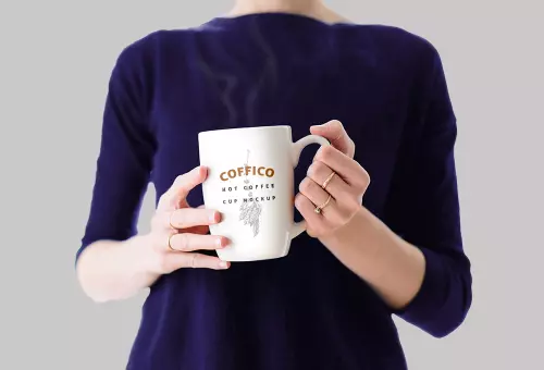 Мокап девушки с кружкой кофе в руках