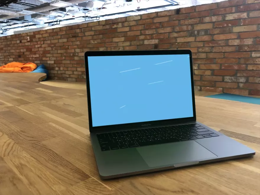 Скачать Мокап Macbook Pro на деревянном столе